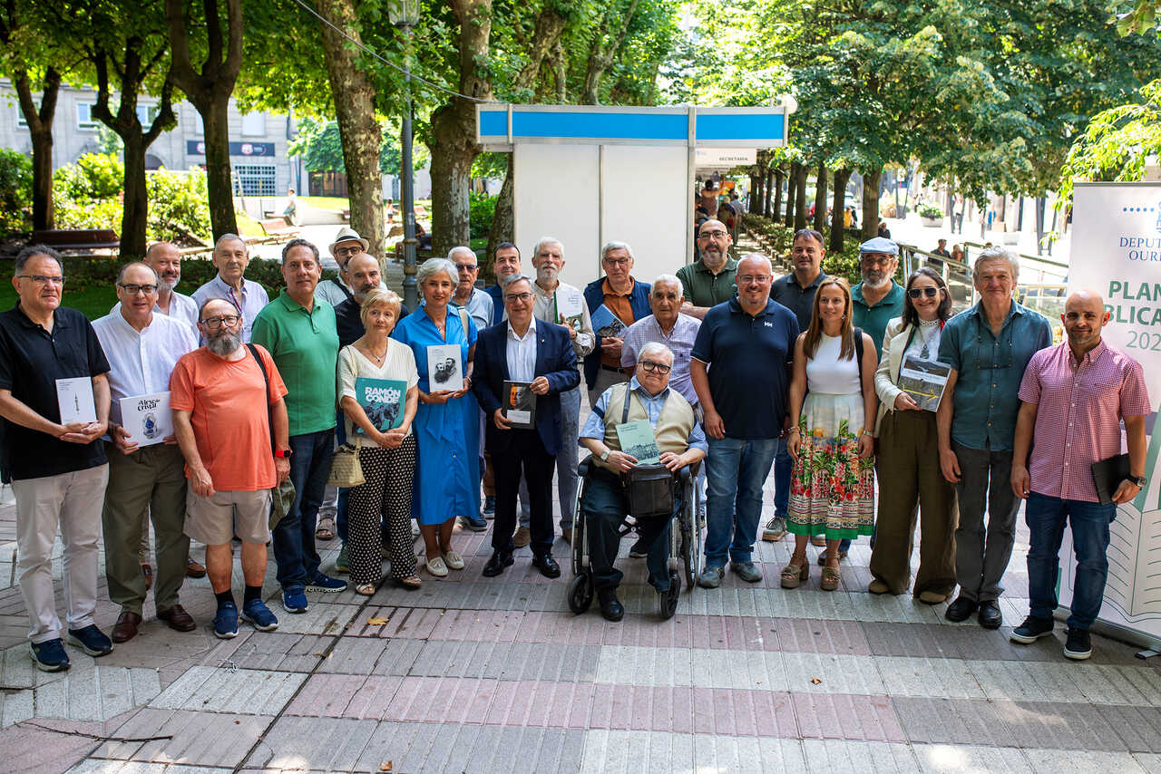 O presidente Luis Menor e os autores das obras do Plan de Publicacións 2025 na Feira do Libro de Ourense.