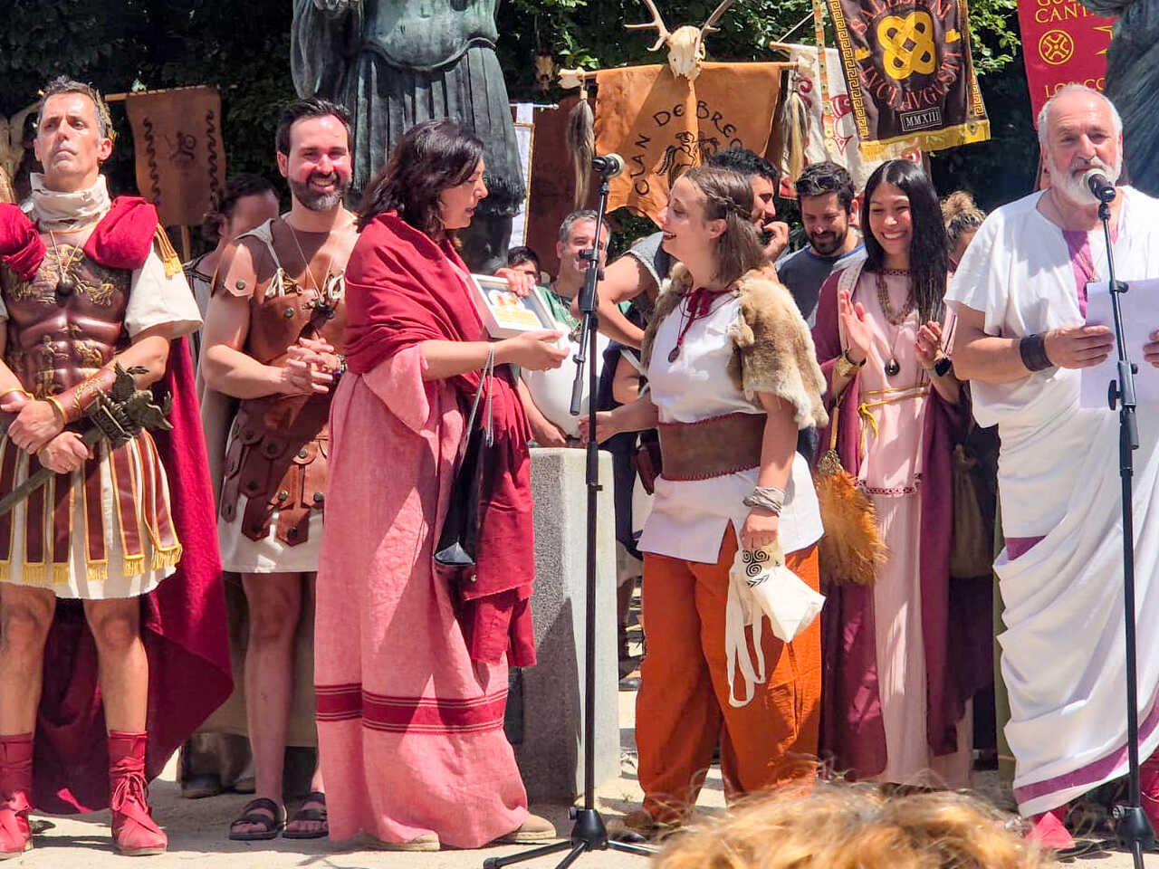 A tesoureira da Civitas Limicorum, Ana Lozano, coa alcaldesa de Lugo, Elena Candia, na recepción oficial do Arde Lucus.