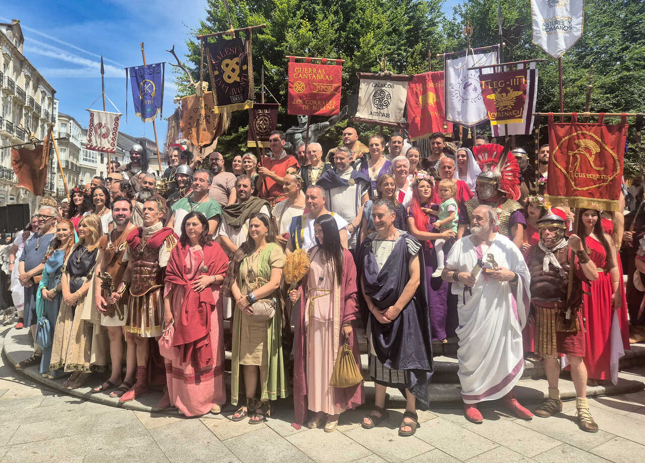 Foto de familia das festas convidadas ao Arde Lucus xunto á corporación municipal de Lugo.