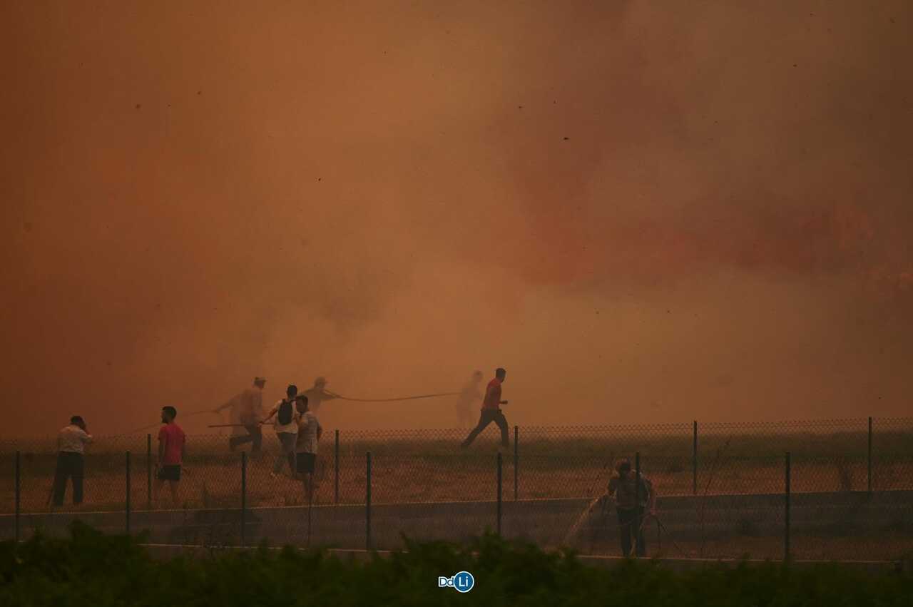 Vecinos de Vilar de Lebres, en Trasmiras, el pasado 16 de agosto, asediados por las llamas. | FOTO: Noelia Caseiro.