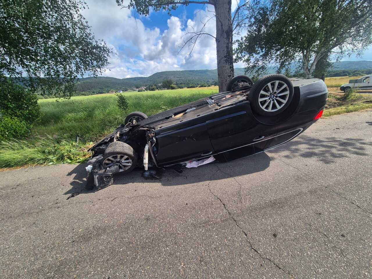 Salida de vía y vuelco en la carretera secundaria que une Lamas y Ponteliñares | NOTICIAS XINZO