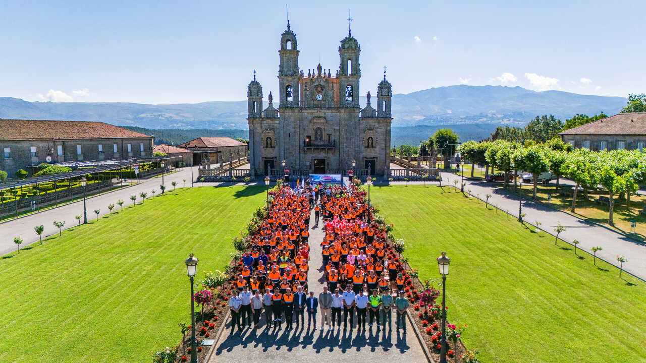 Voluntarios de Protección Civil e autoridades, diante da basílica de Os Milagres.