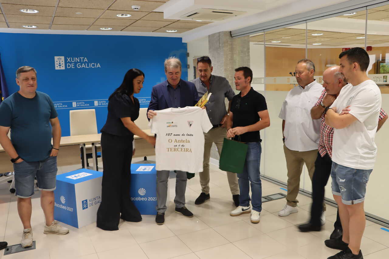 La delegación obsequió al degelado territorial con una camiseta del ascenso.