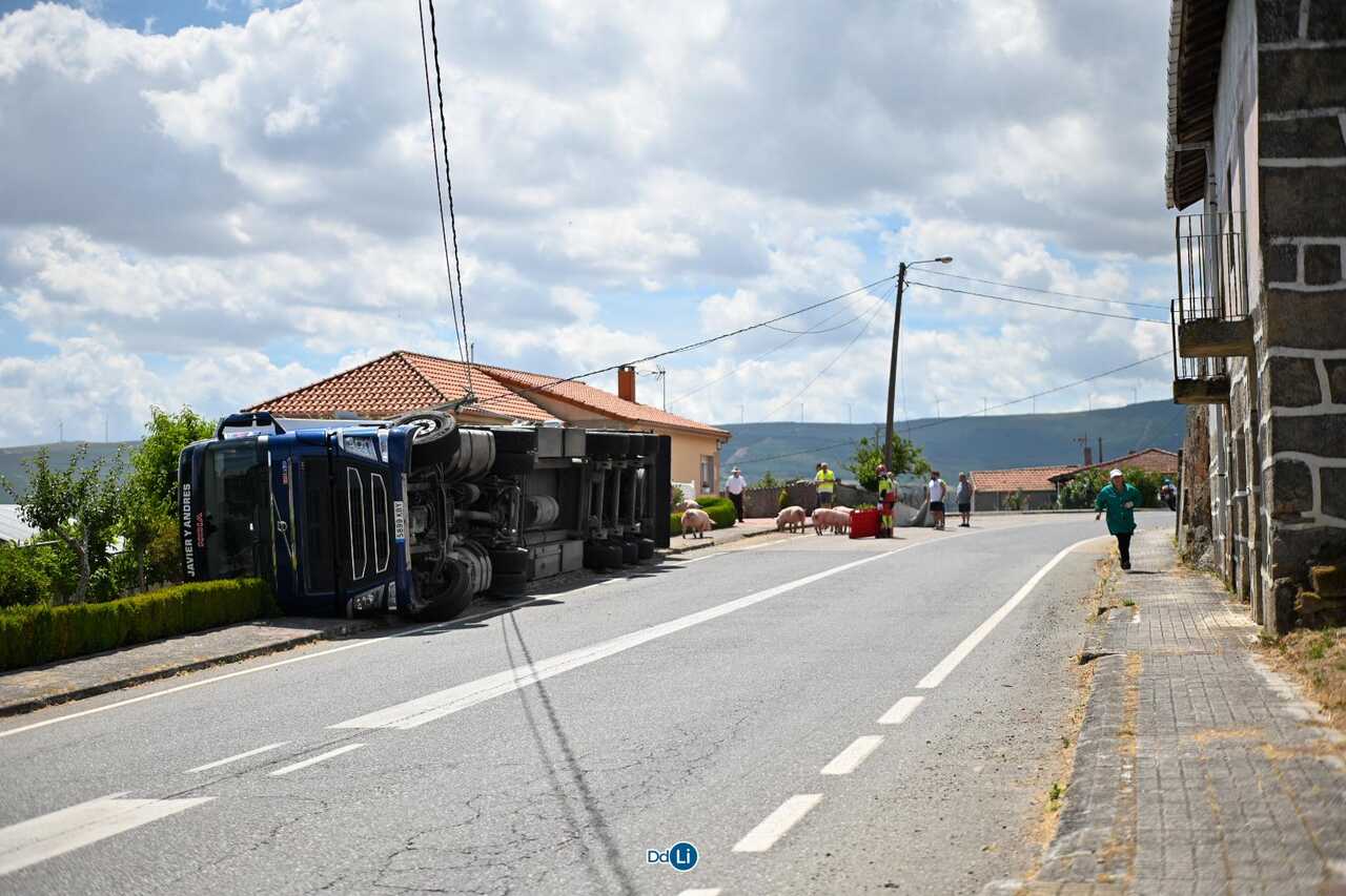 El camión volcado a su paso por Tixós, Baltar. | FOTO: Noelia Caseiro.
