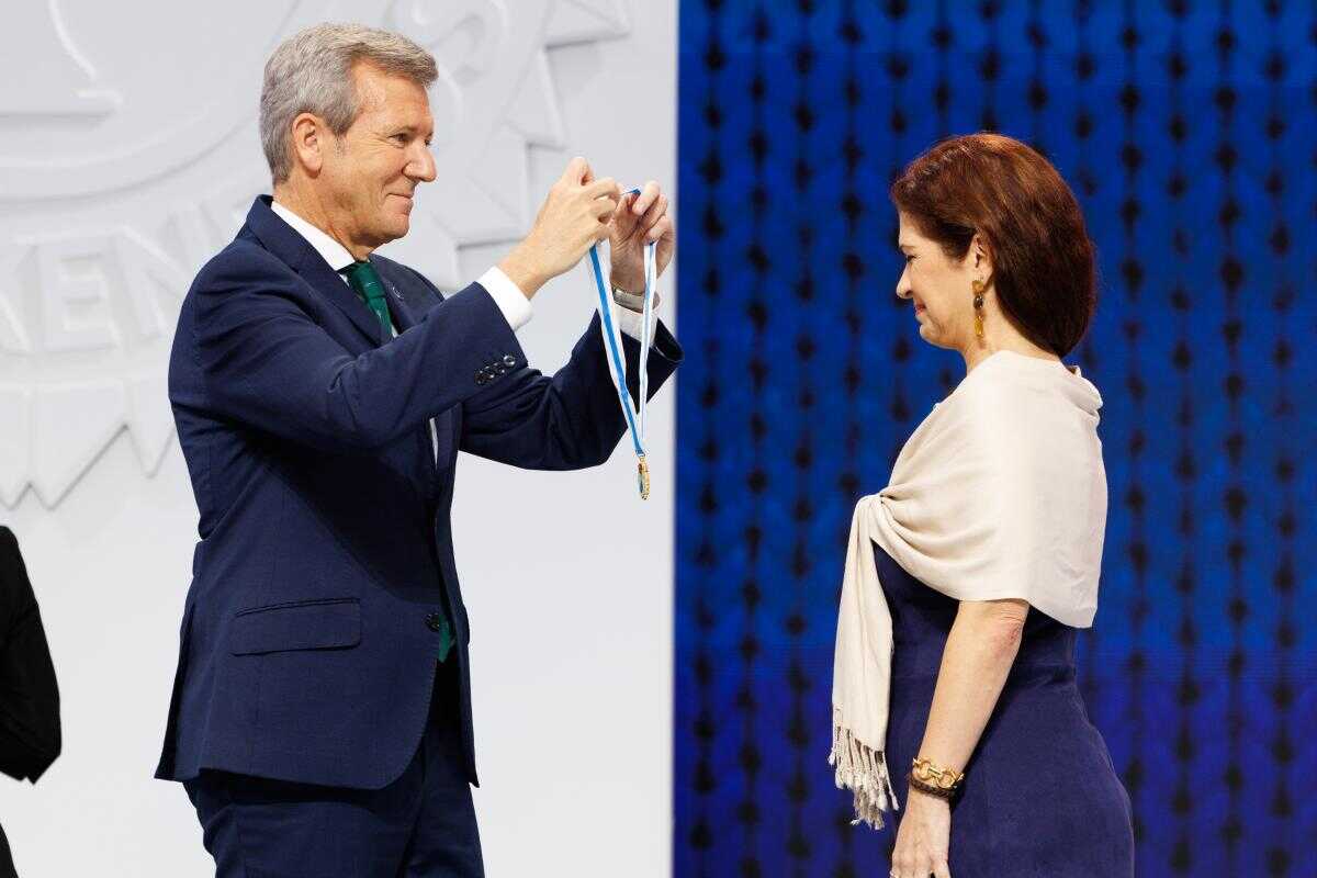 Alfonso Rueda, presidente de la Xunta, impone la Medalla de Galicia a Camila Fernández.